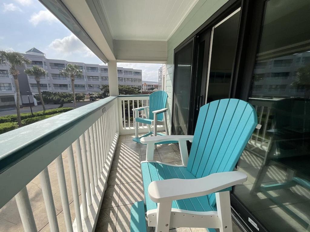 Sun Splashed Condo! Steps To Beach And 2 Pools Galveston Island Екстер'єр фото