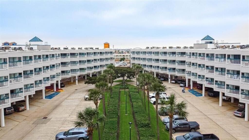 Sun Splashed Condo! Steps To Beach And 2 Pools Galveston Island Екстер'єр фото