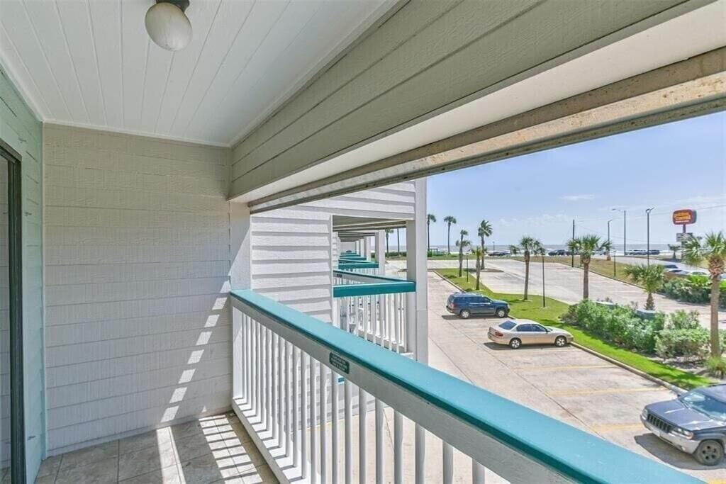 Sun Splashed Condo! Steps To Beach And 2 Pools Galveston Island Екстер'єр фото