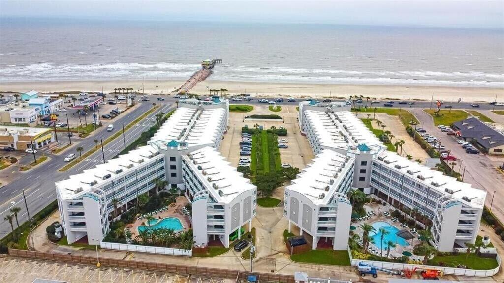 Sun Splashed Condo! Steps To Beach And 2 Pools Galveston Island Екстер'єр фото