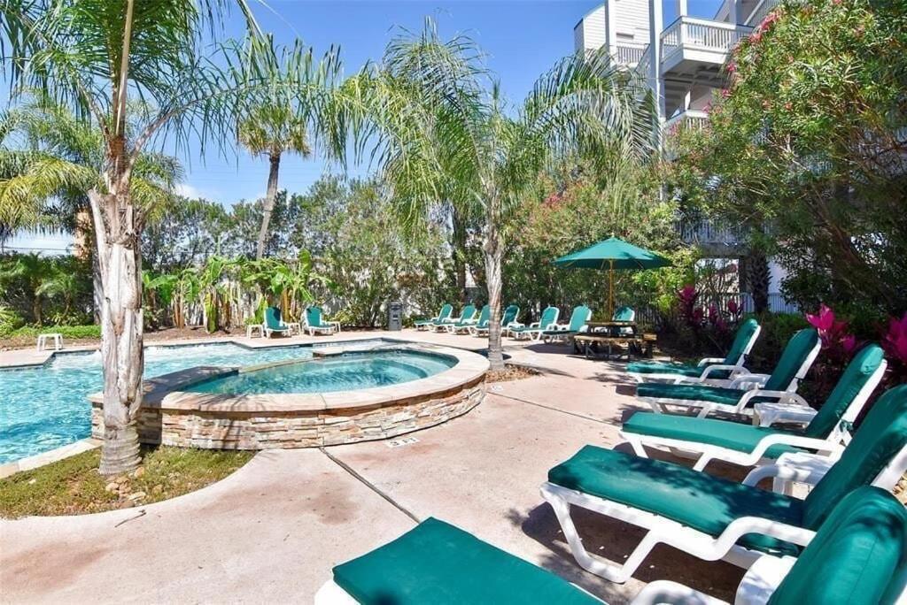 Sun Splashed Condo! Steps To Beach And 2 Pools Galveston Island Екстер'єр фото