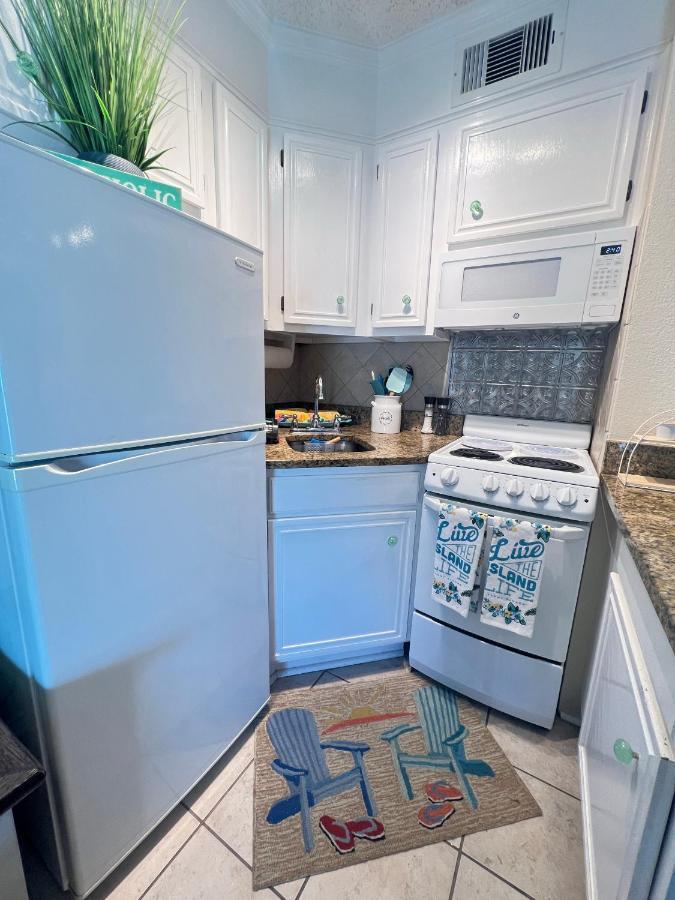 Sun Splashed Condo! Steps To Beach And 2 Pools Galveston Island Екстер'єр фото